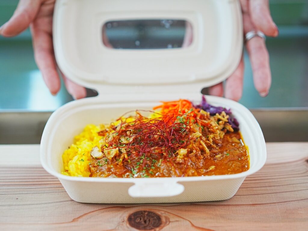 イタドリサウナ人気メニューのチキンカレー