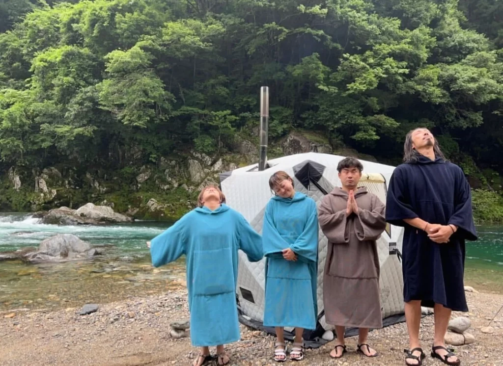 カラーバリエーション豊富のサウナポンチョ