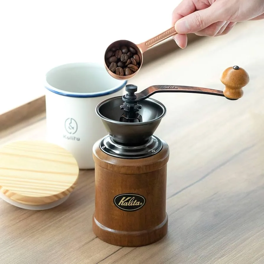 コーヒー豆を挽く